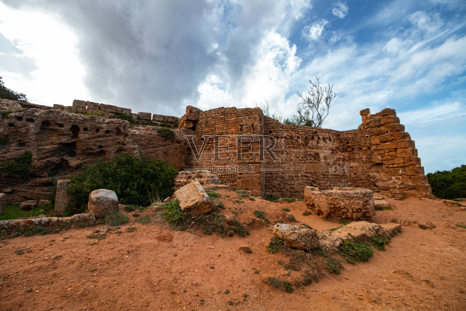 著名的古罗马遗迹提帕萨,位于阿尔及利亚古罗马市中心照片摄影图片