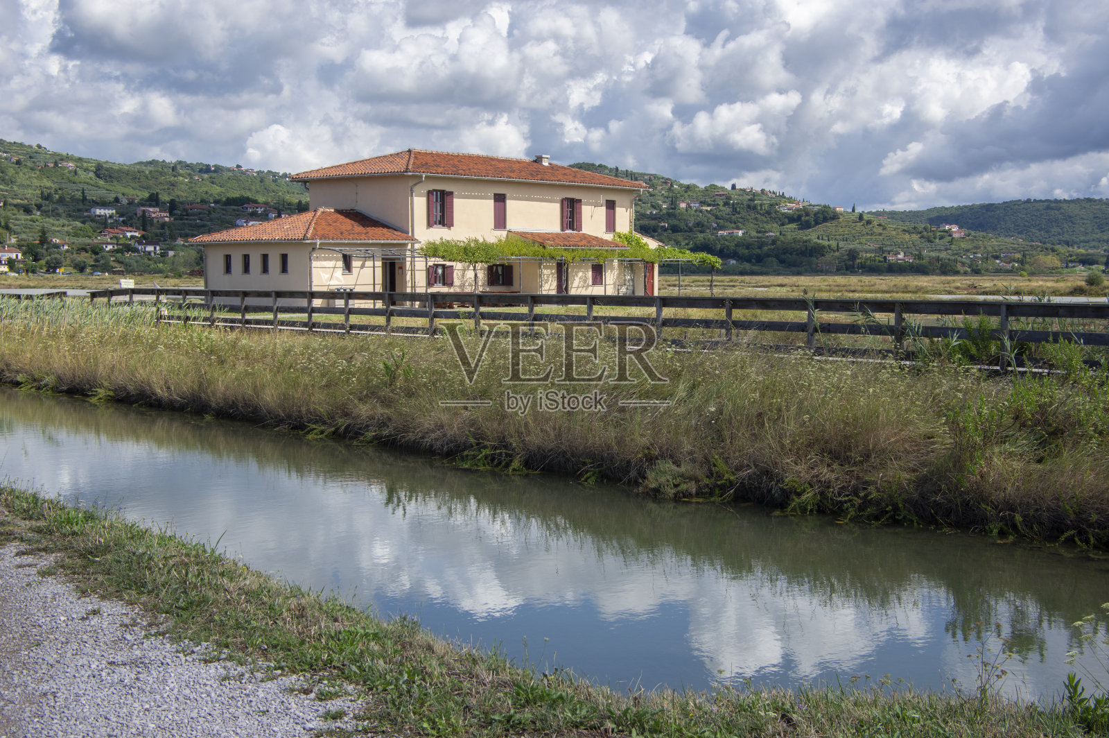斯科弗莱耶盐业最大的斯洛文尼亚盐业蒸发池,位于亚德拉茨海,是斯洛文尼亚皮兰的自然和工业景观照片摄影图片