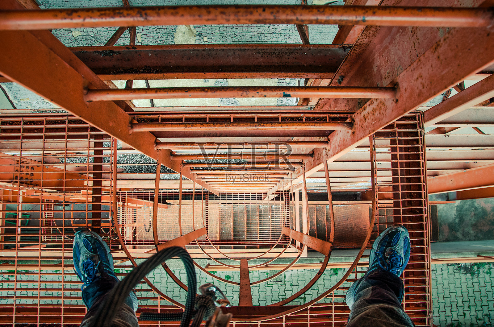 垂直安全梯与舷窗照片摄影图片