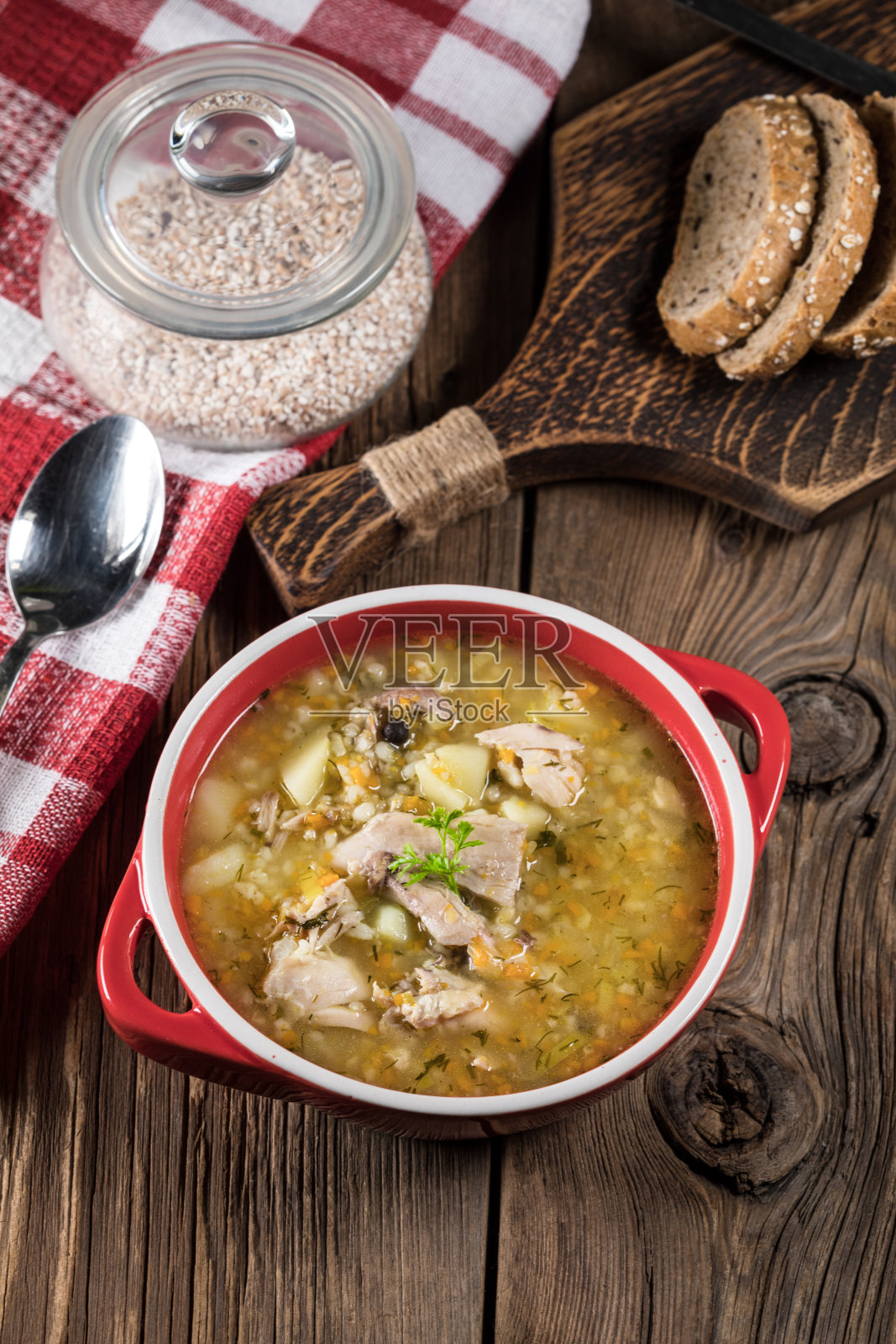 青菜鸡大麦汤。照片摄影图片