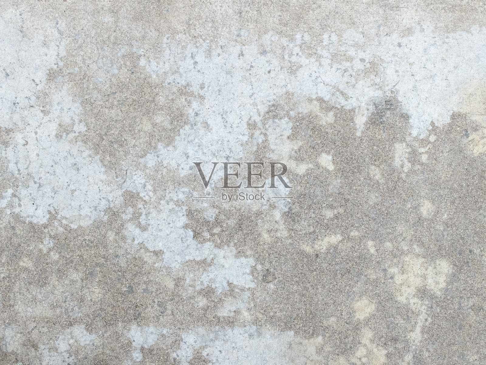 灰色的混凝土地板,有许多由于行人往来而磨损的痕迹。照片摄影图片