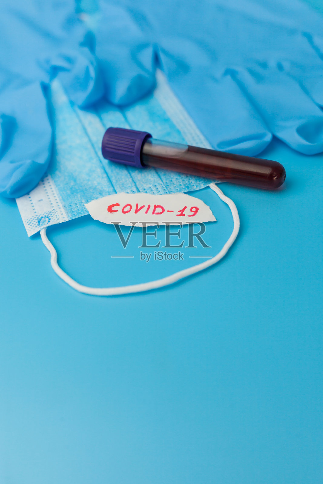 黄色背景上的防护口罩和手套照片摄影图片