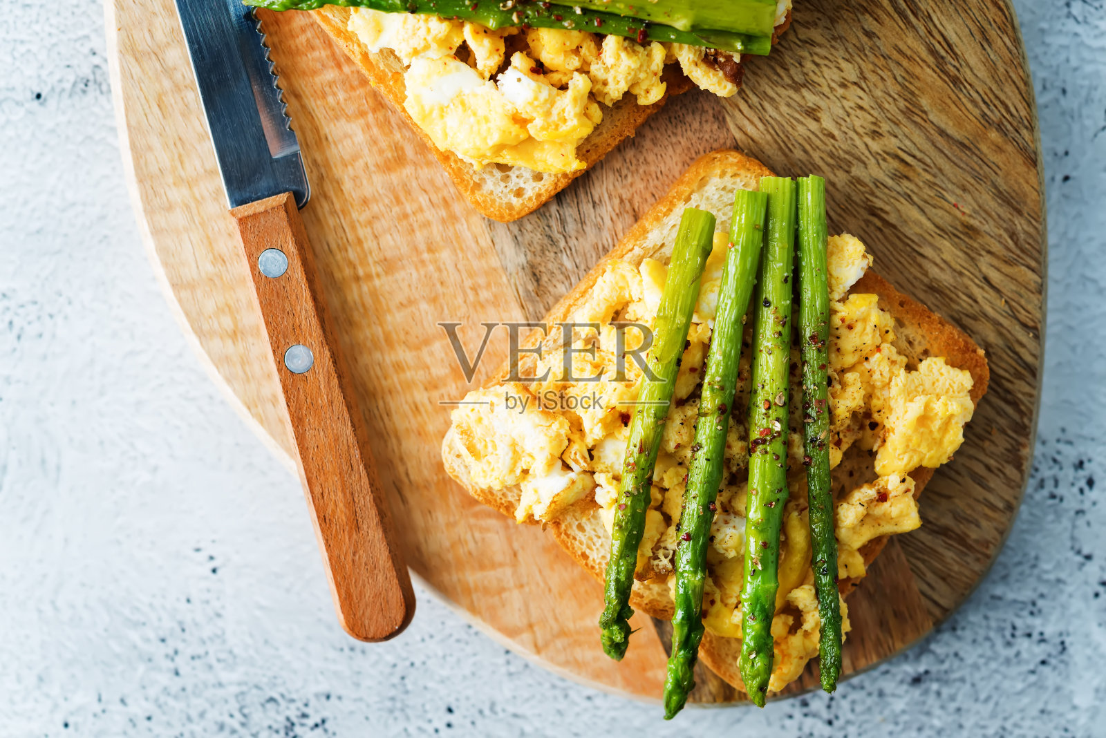 炒蛋芦笋三明治配茶照片摄影图片