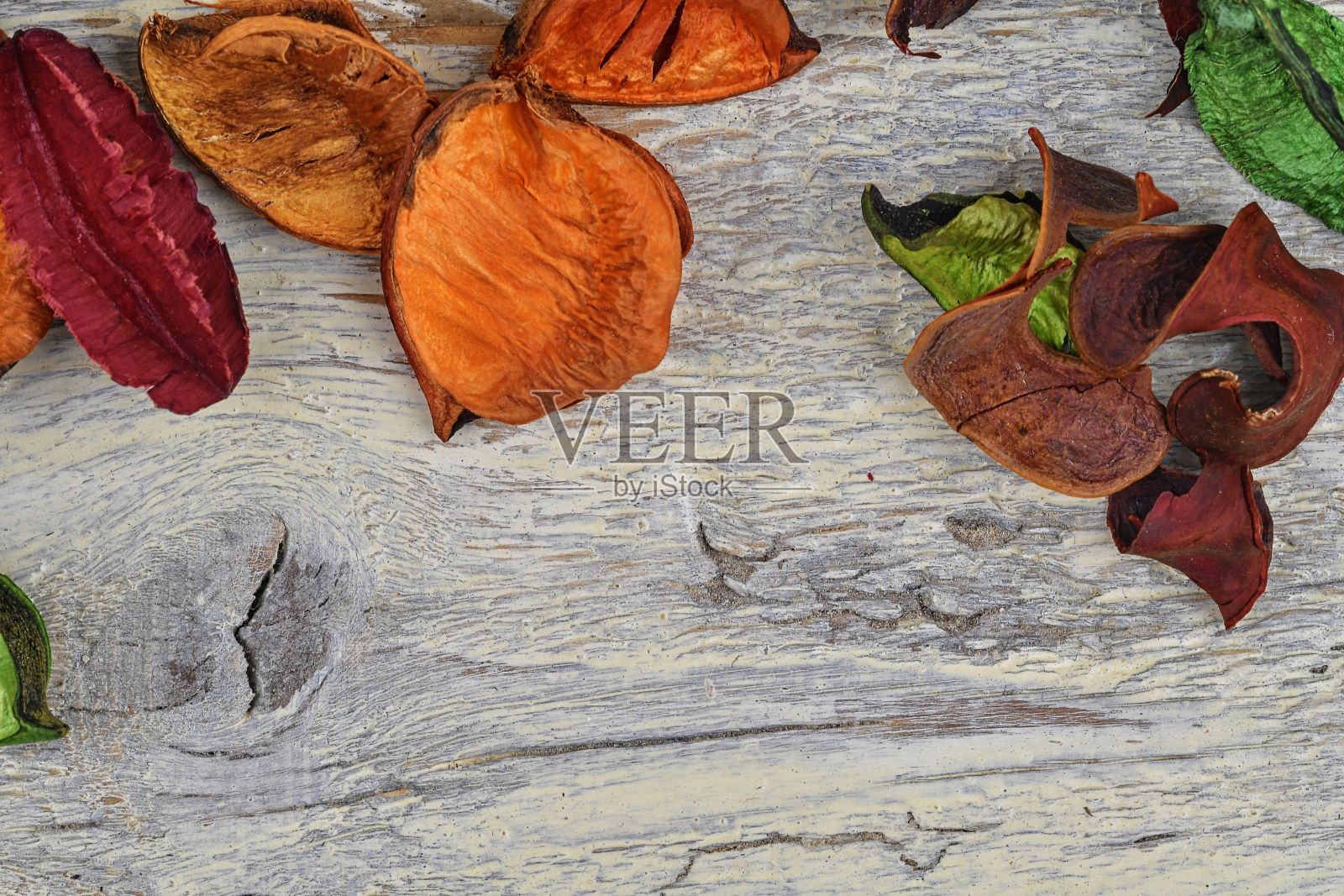 背景干花,叶子和花瓣在经典的白色背景。丰富多彩的背景图像。前视图。平的。副本的空间。艺术的概念。抽象的纹理。时尚的颜色。照片摄影图片