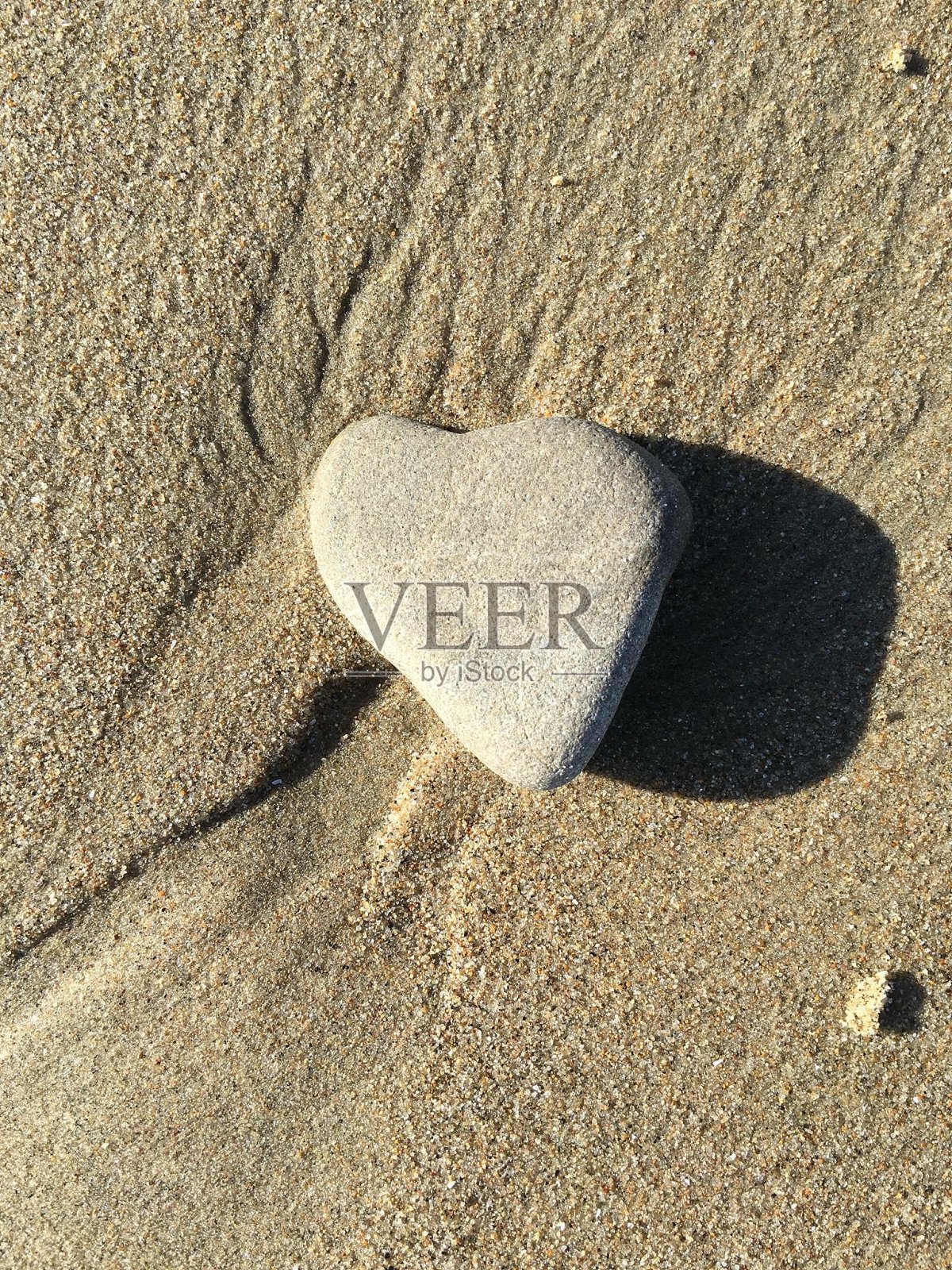 沙子上的心形岩石照片摄影图片