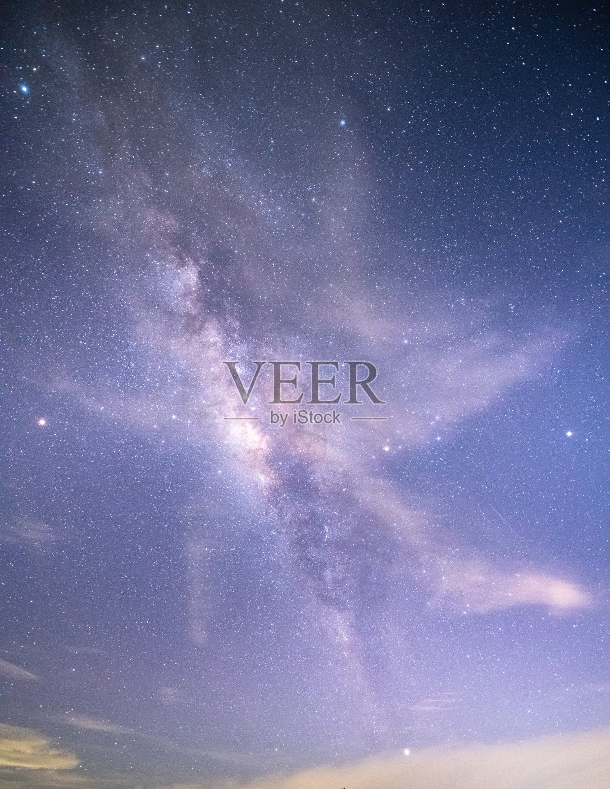 山上有银河和粉红的光。晚上多彩的景观。夏天的星空和山峦。美丽的宇宙。太空背景与星系。旅游的背景照片摄影图片