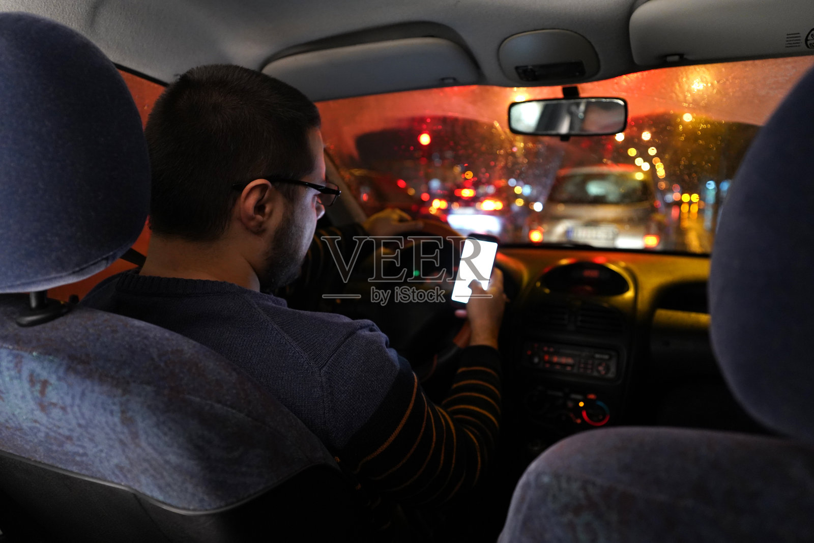开车使用手机照片摄影图片