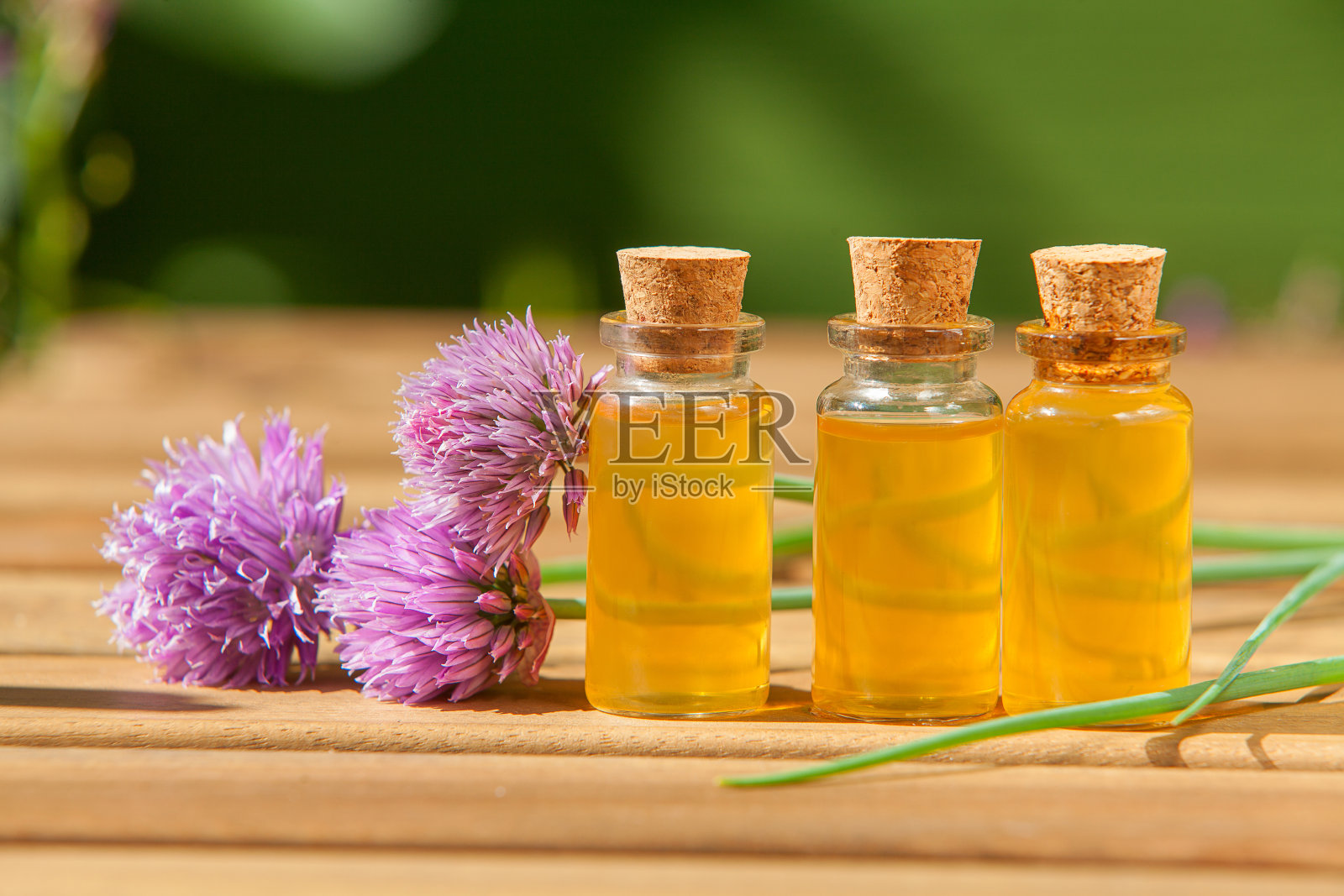 洋葱精油装在漂亮的瓶子里放在桌上照片摄影图片