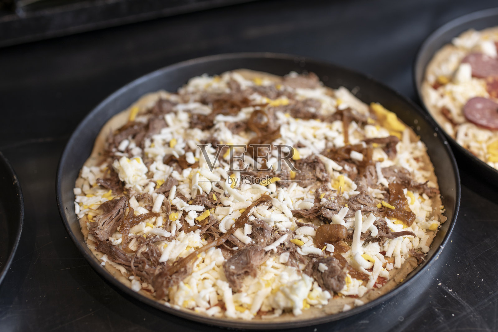 烹饪前的披萨照片摄影图片