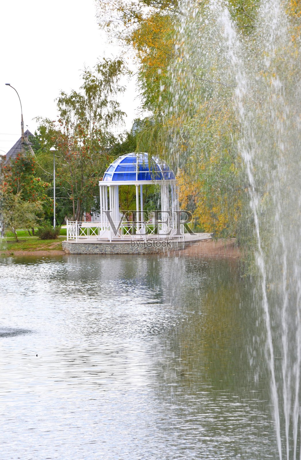 池塘岸边的圆形大厅照片摄影图片