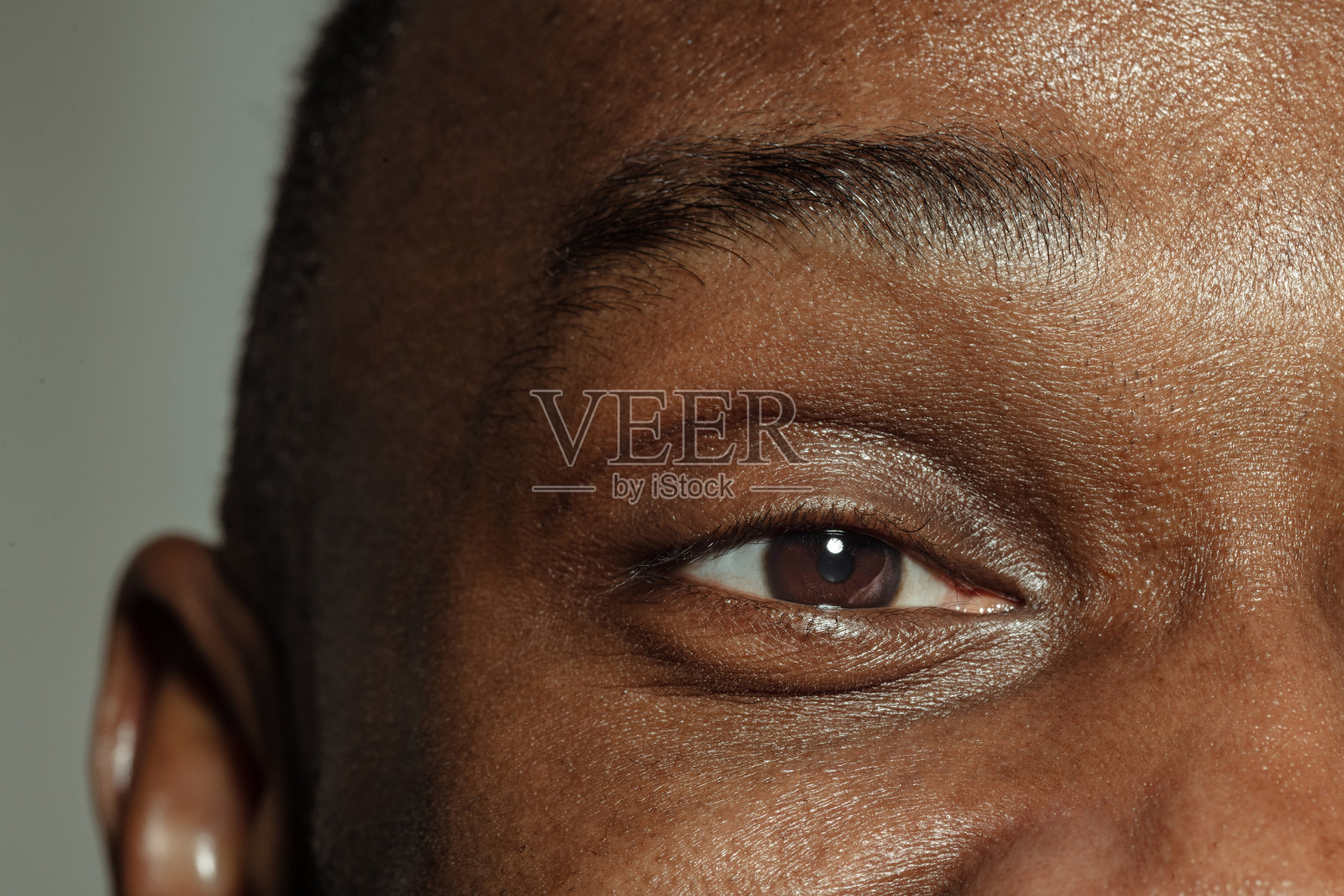 非洲裔年轻男人面部特写,聚焦眼睛照片摄影图片