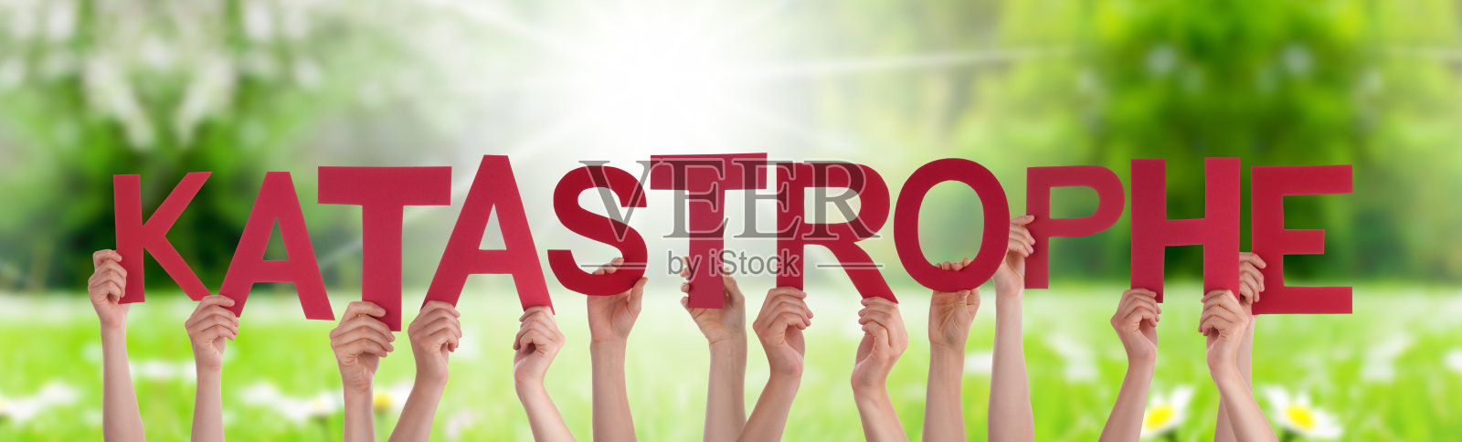 人们手牵着手,灾难意味着灾难,草地照片摄影图片