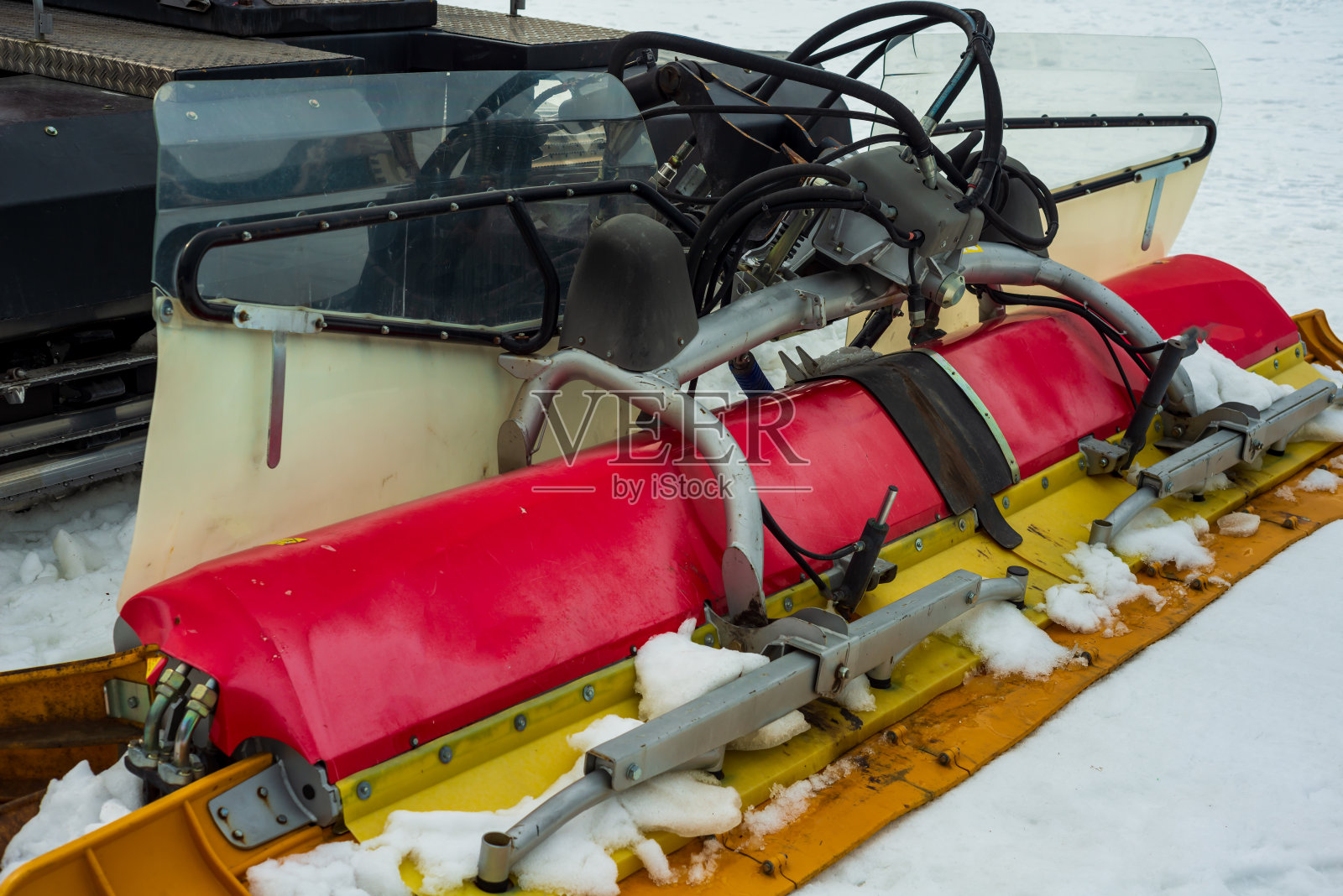 在雪整理器的末端,雪被压平照片摄影图片