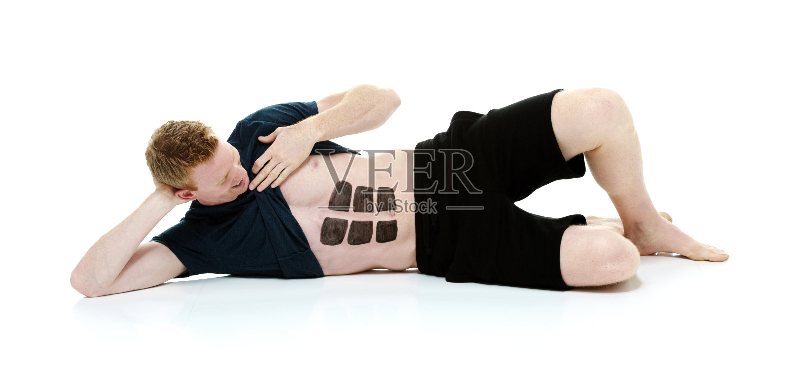 白人年轻男性穿着t恤在白色背景前表现积极照片摄影图片