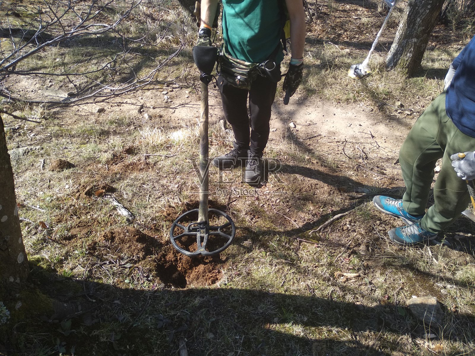 孩子们在托斯卡纳乡村用金属探测器寻找大自然中埋藏的宝藏照片摄影图片