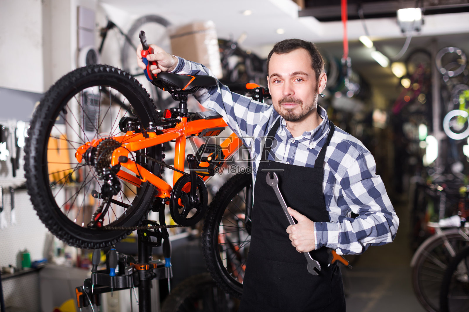 骑手正在进行自行车组装照片摄影图片