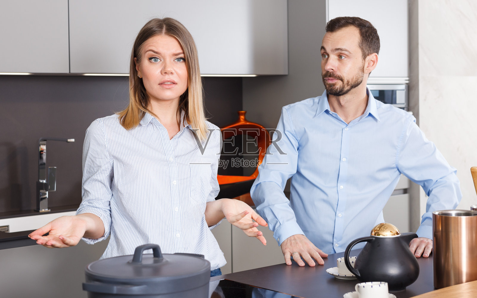 厨房里的家庭争吵照片摄影图片