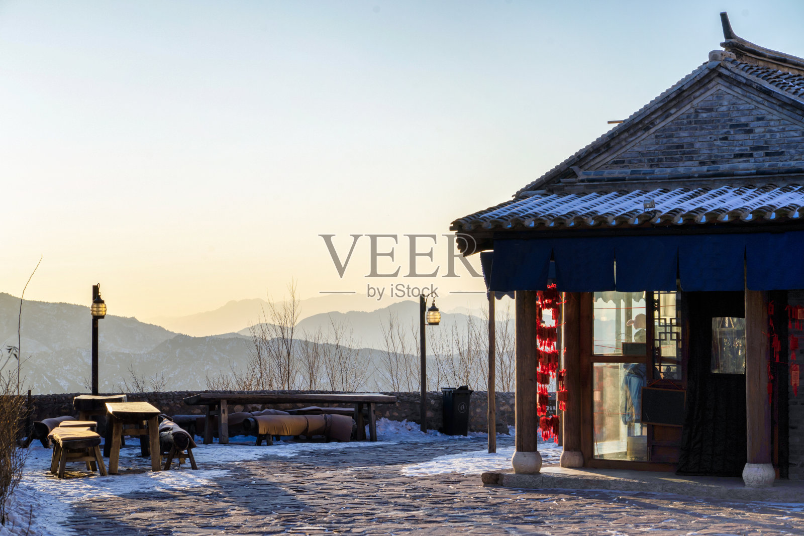 经典的中国风格的亭子为游客位于美丽的阳光和山区。照片摄影图片