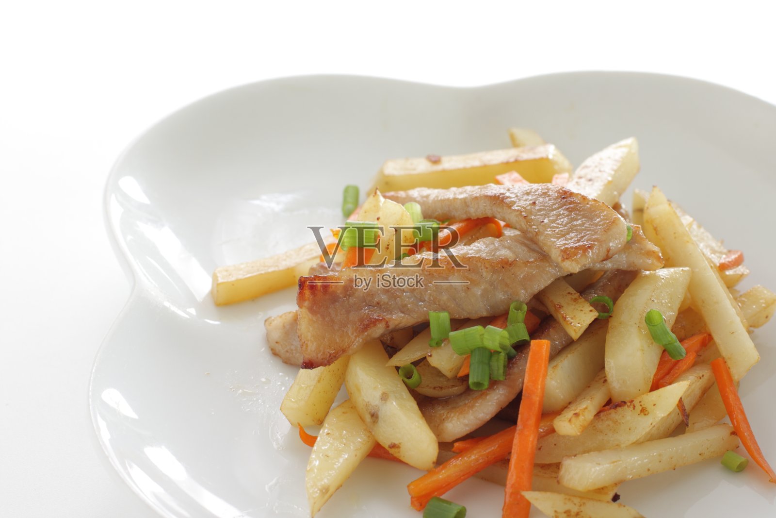 亚洲菜用的猪颈肉和土豆炒照片摄影图片