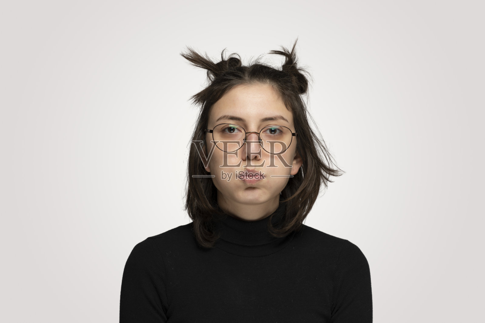 灰色背景下无聊的年轻女人的肖像照片摄影图片