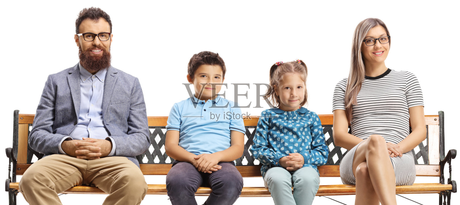 父母和孩子坐在长椅上看镜头照片摄影图片