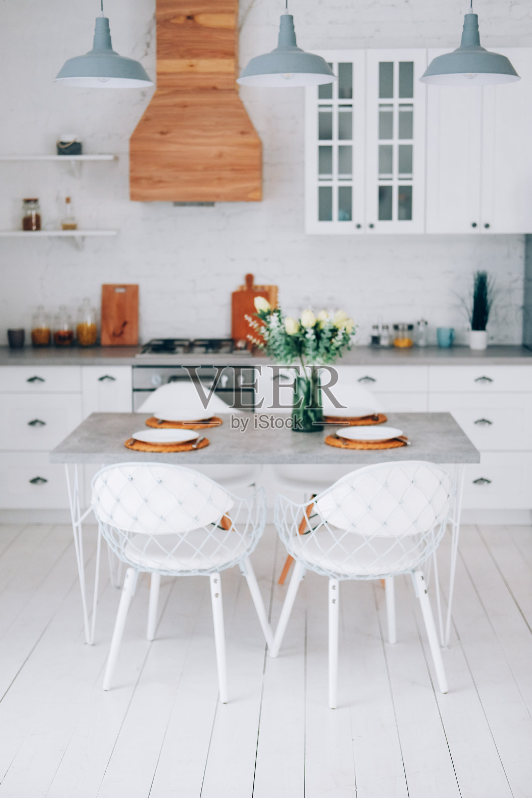 慢生活的生活理念。厨房内部和餐桌设置。北欧风格。照片摄影图片