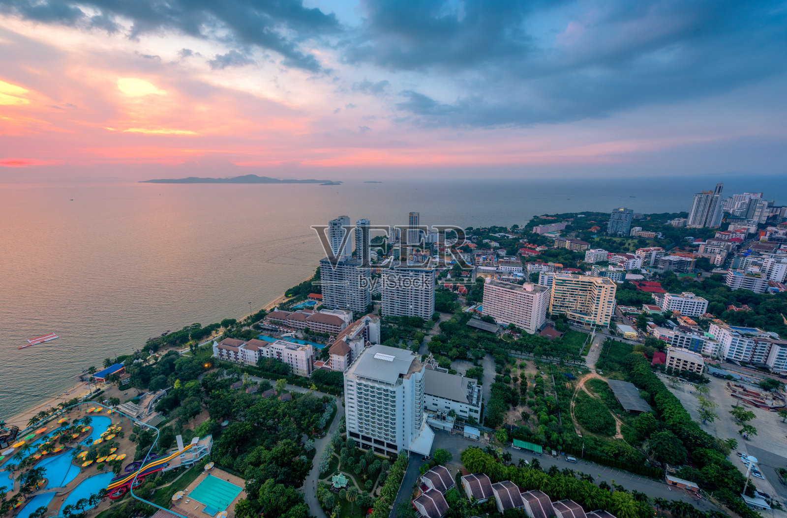 泰国芭堤雅城与大海。芭堤雅城市天际线和码头suset在泰国春武里芭堤雅照片摄影图片
