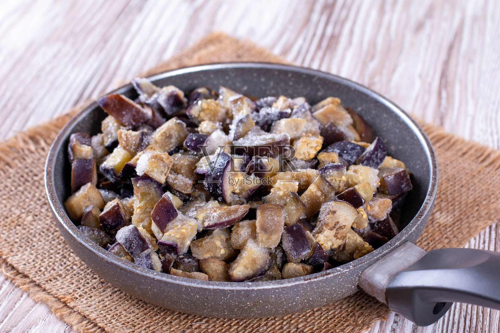 用平底锅冷冻茄子照片摄影图片