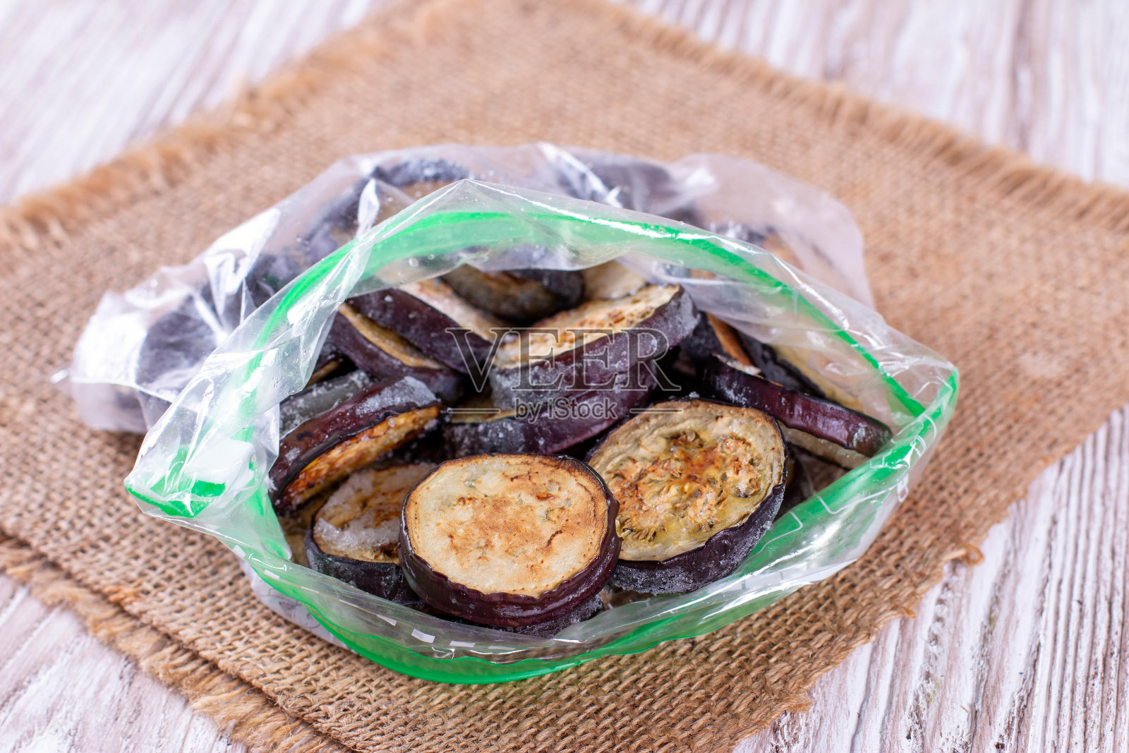 塑料袋里的冷冻茄子照片摄影图片