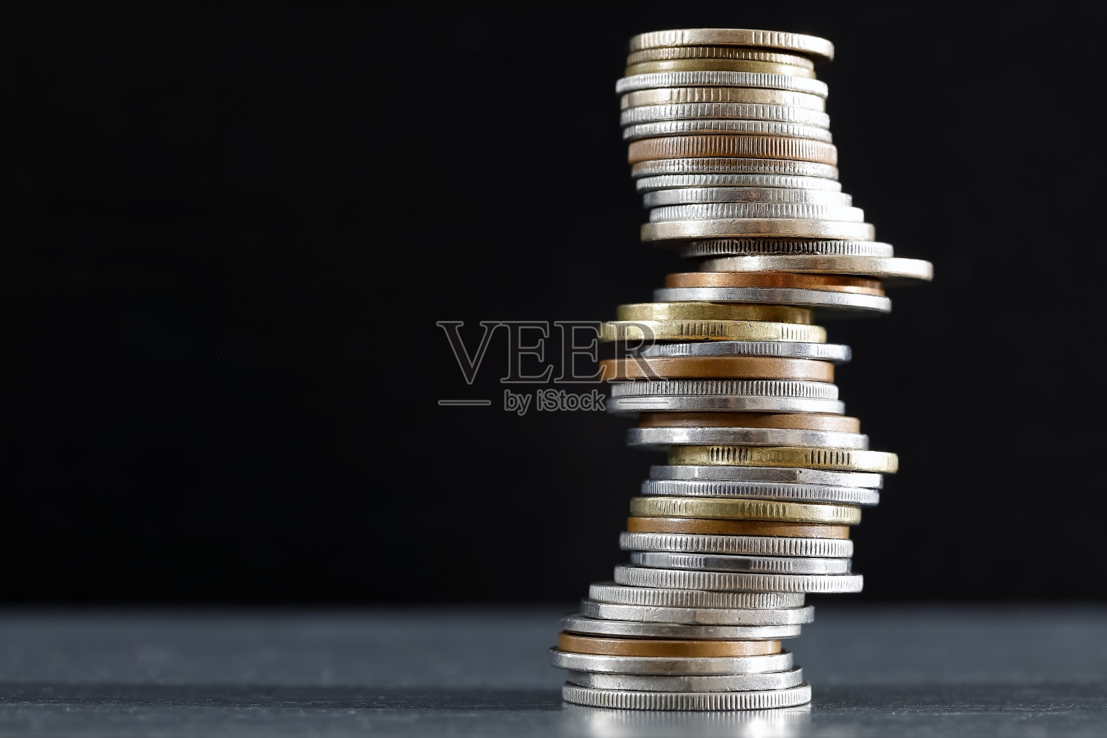 各种各样堆叠的硬币的高堆照片摄影图片