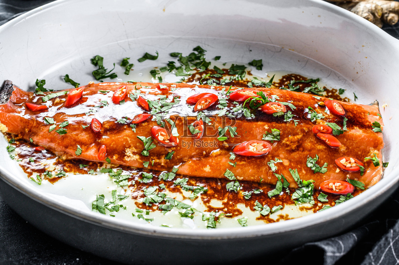 烹制照烧海鳟鱼片。黑色背景。俯视图照片摄影图片