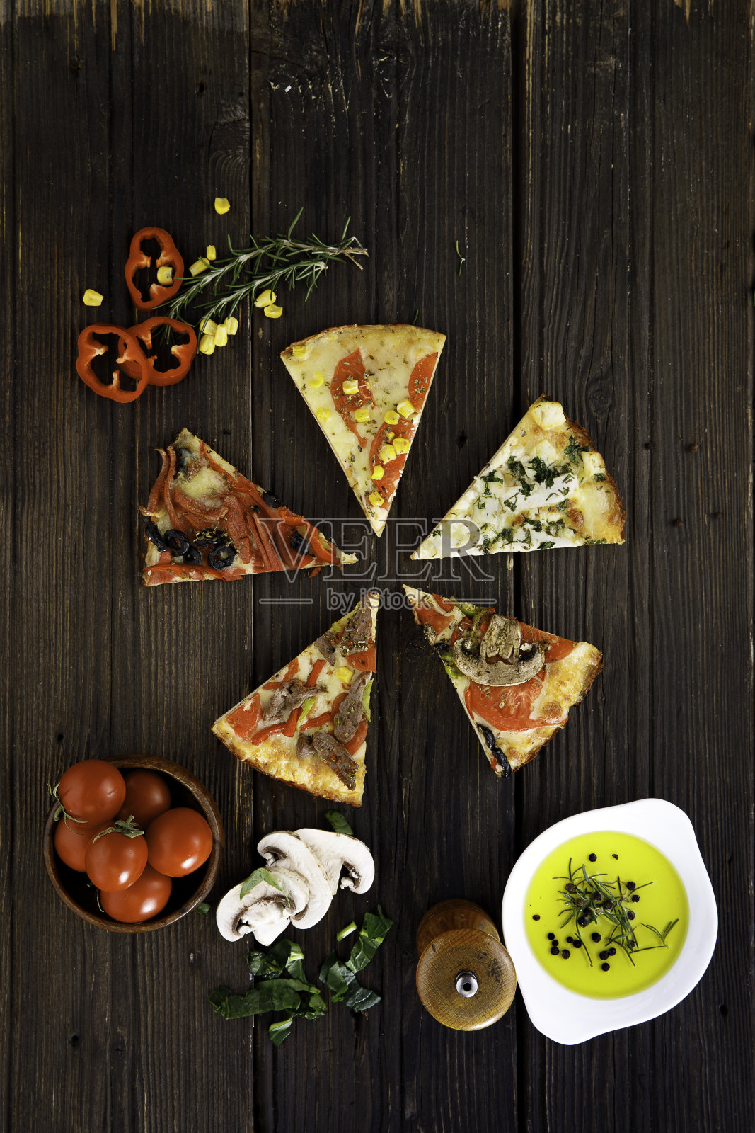 木头上的披萨片照片摄影图片