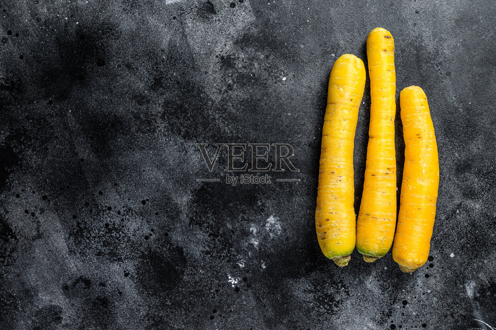 没有顶部的黄色有机胡萝卜。黑色背景。前视图。本空间照片摄影图片