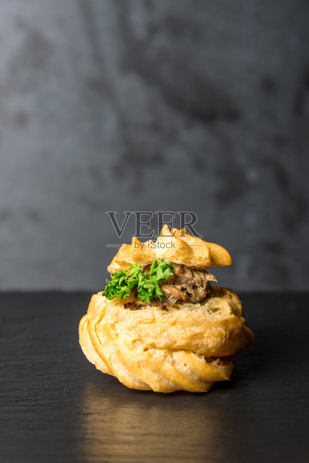 灰色背景上的美味蔬菜点心。垂直框架照片摄影图片