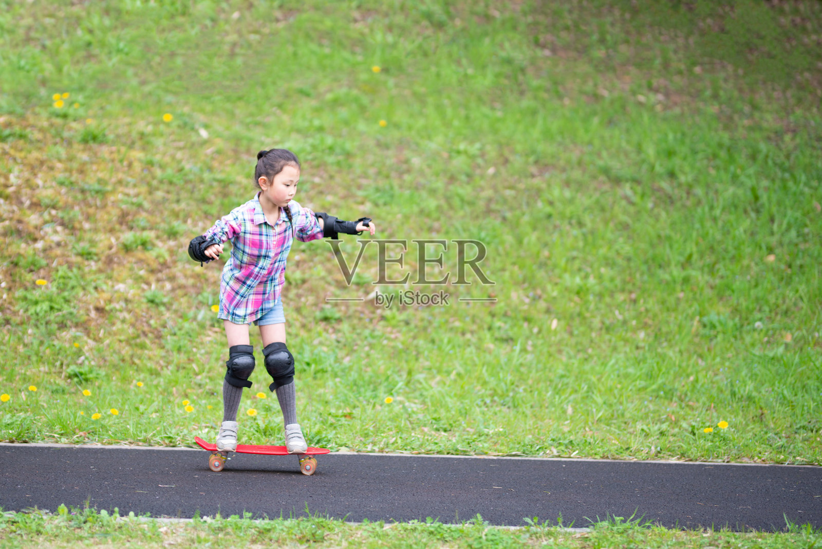 女孩在公园玩滑板照片摄影图片