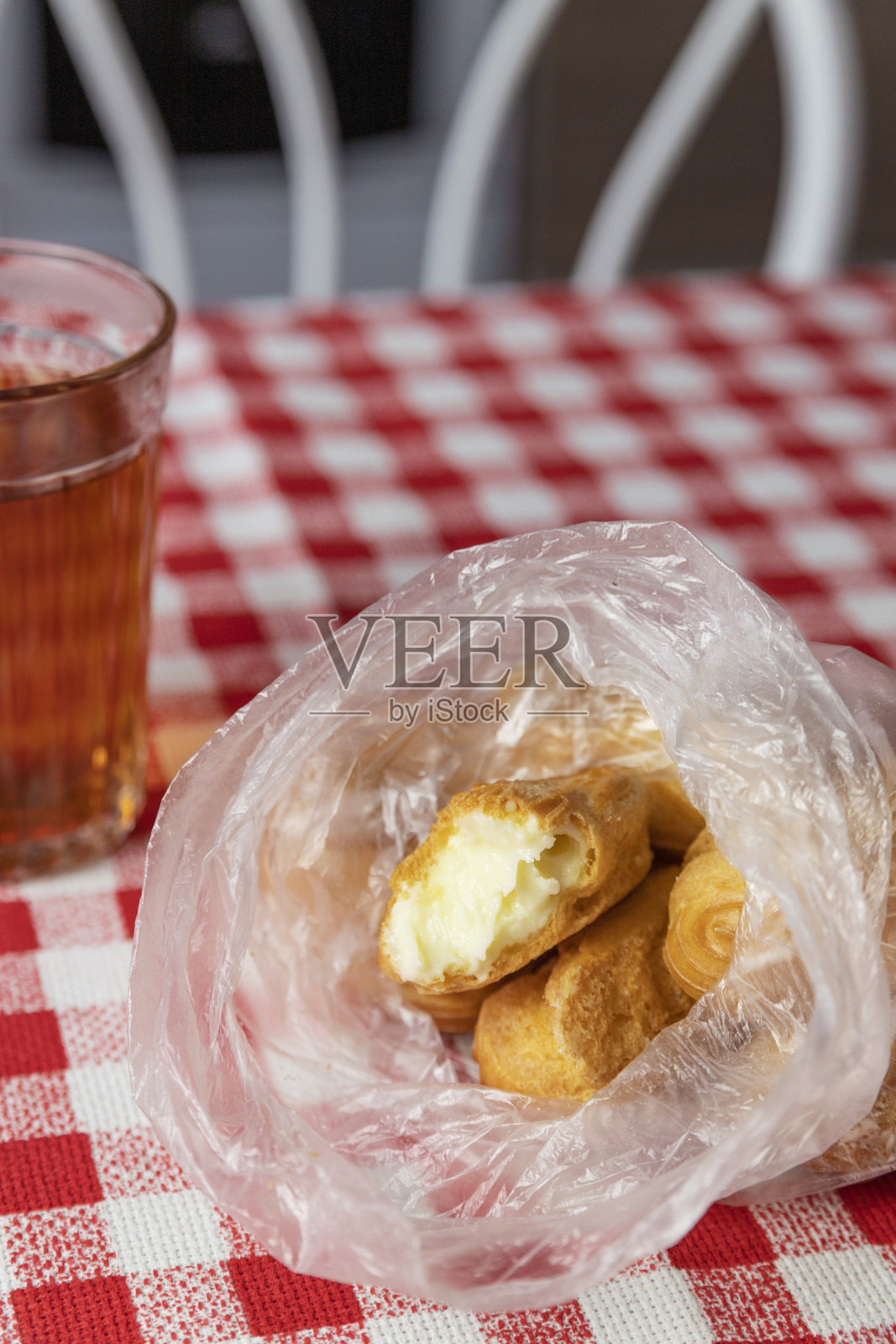 在红白格子桌布上自制的泡芙照片摄影图片