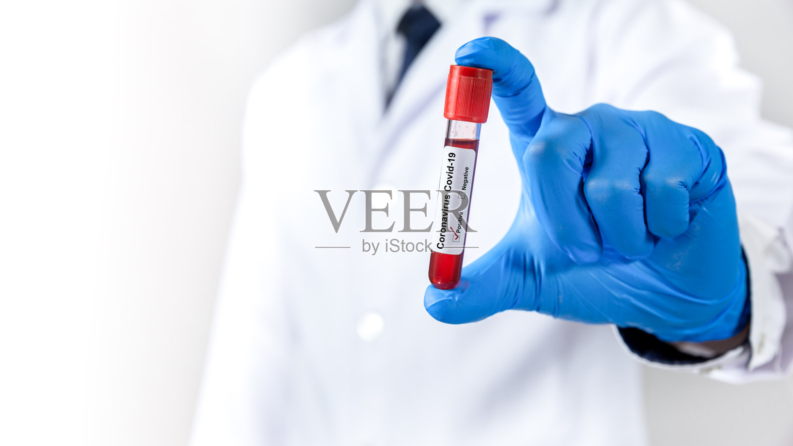 医生手持试管检测照片摄影图片