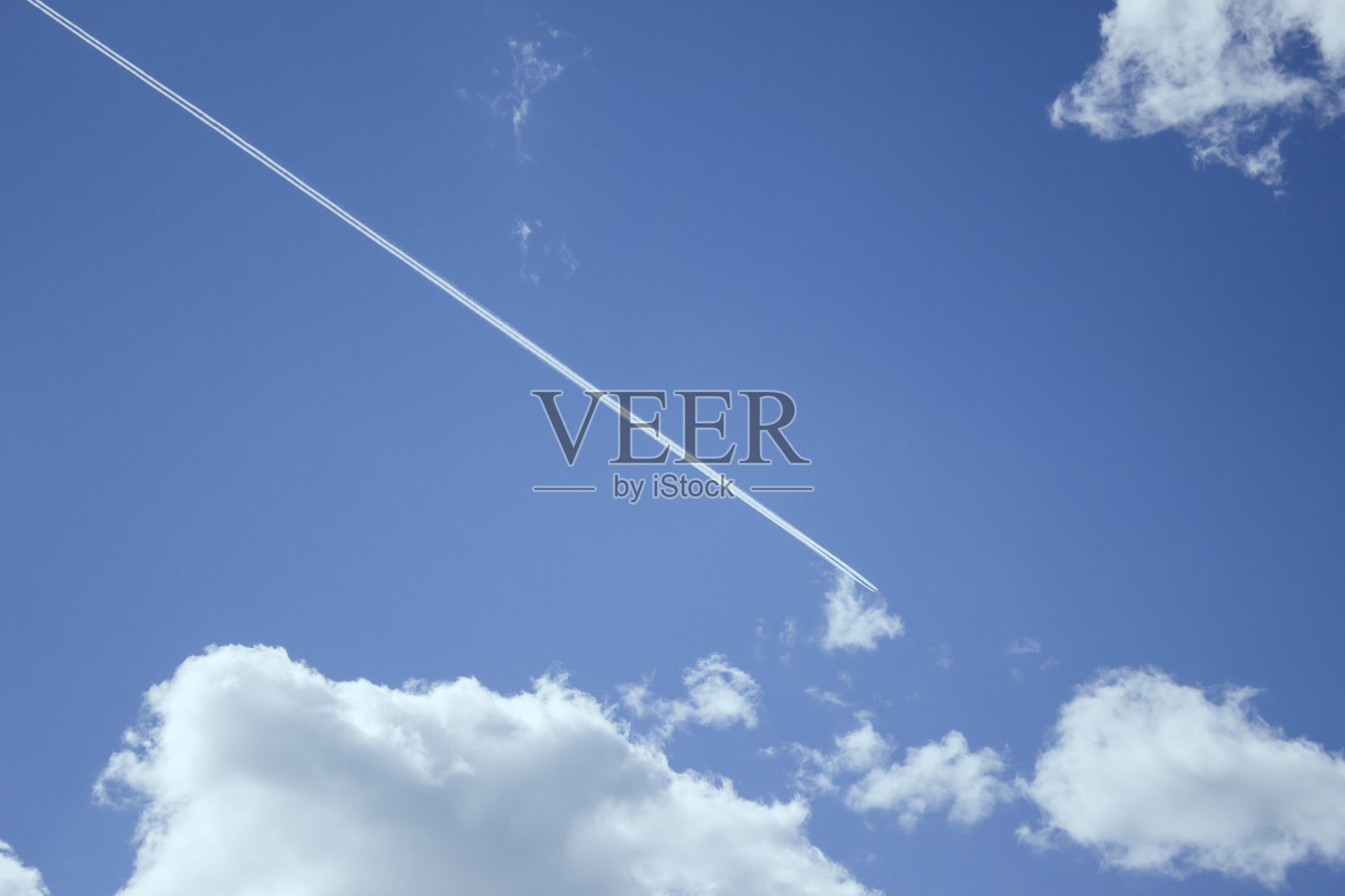 一架孤独的飞机在蓝天上飞行照片摄影图片