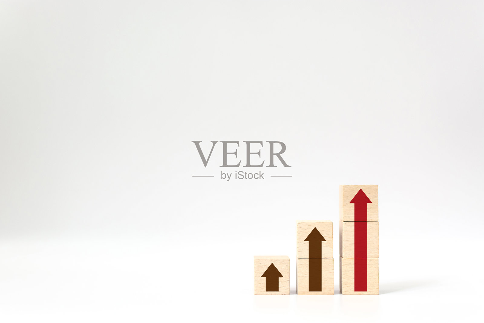 阶梯职业道路的商业成长成功的过程概念。木块堆叠为阶梯,箭头向上照片摄影图片