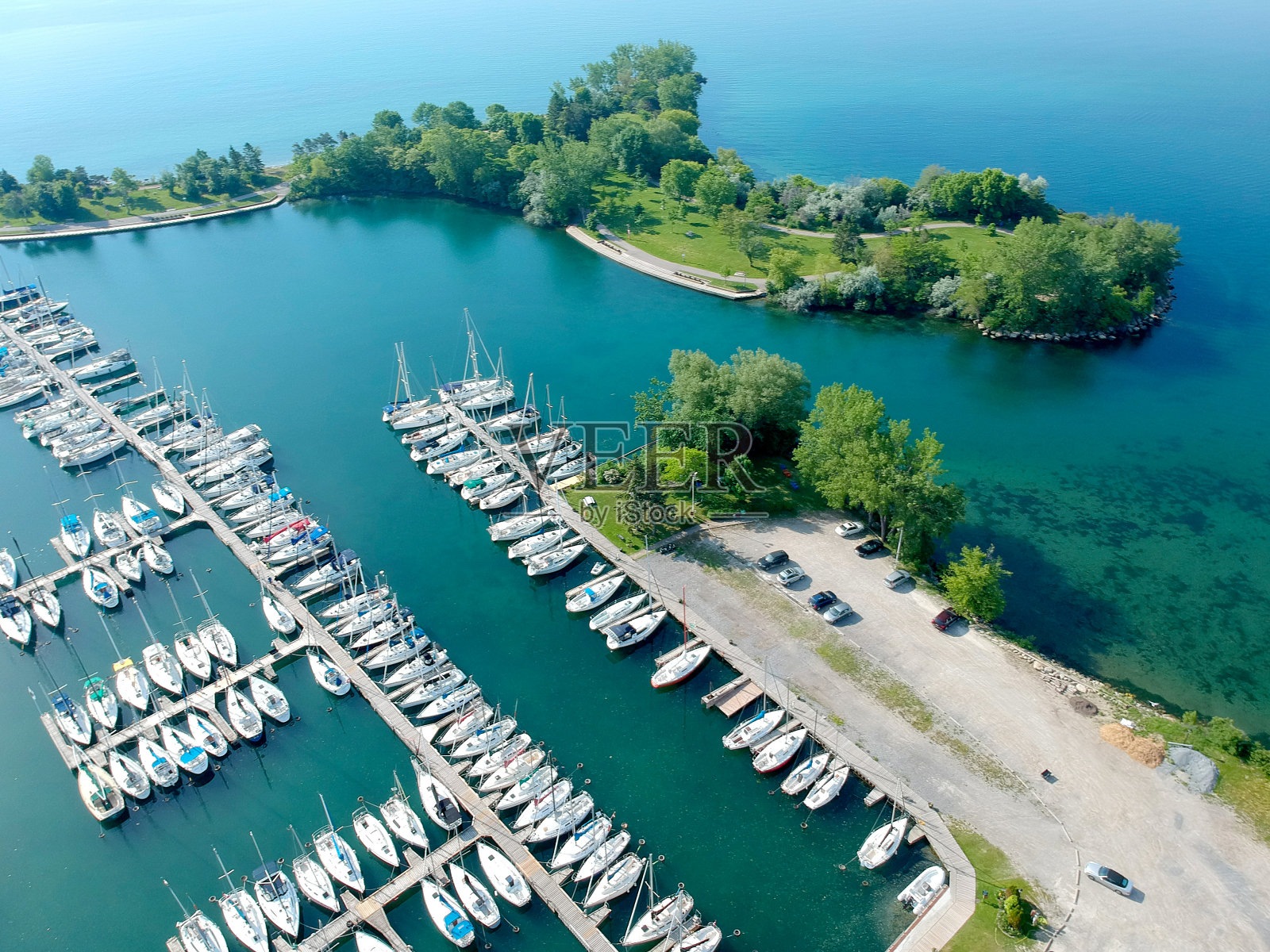 航拍的码头上有游艇和小船,摩托艇和船只在码头上漂浮。照片摄影图片