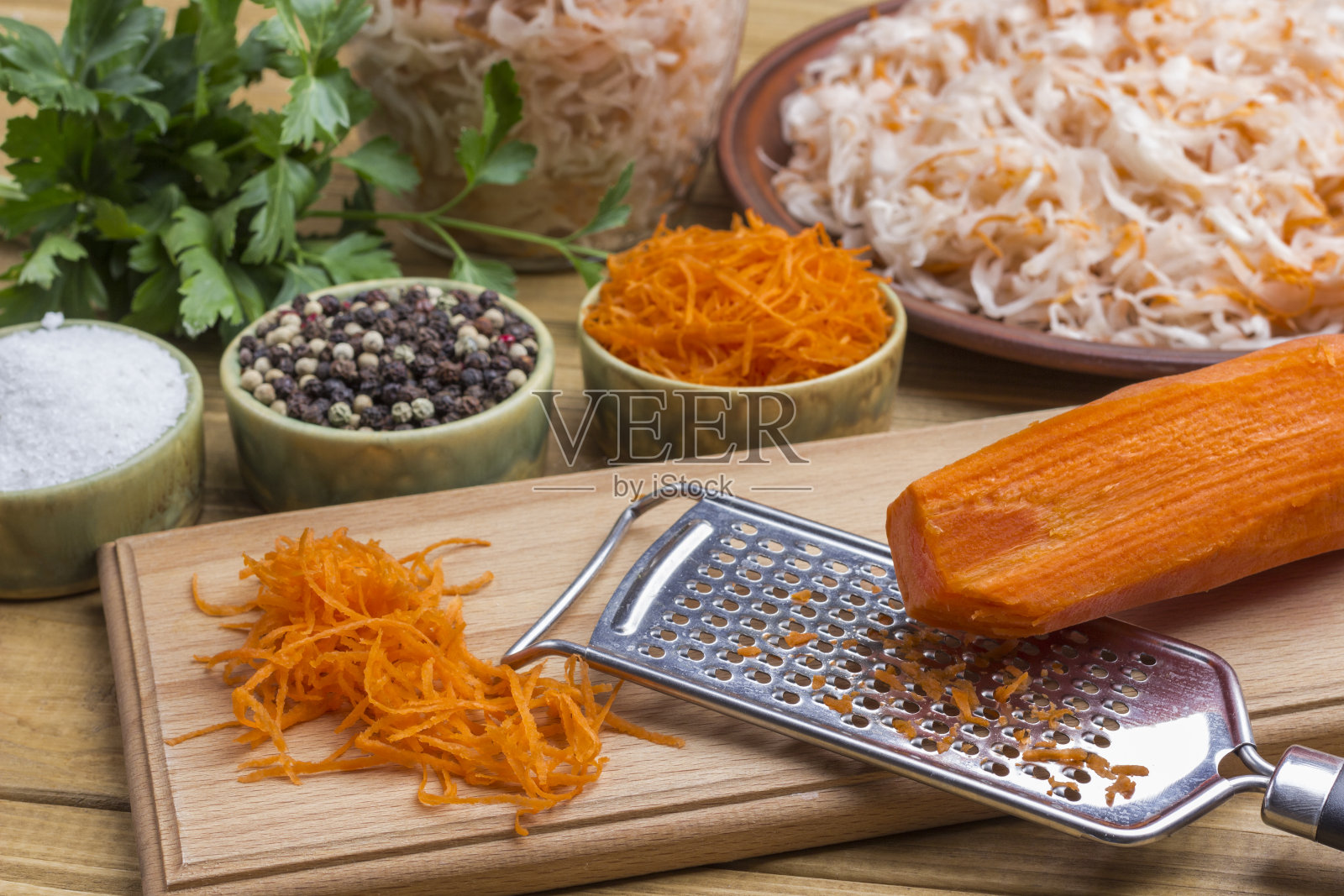 磨碎的生胡萝卜,磨碎器,泡菜,欧芹和香料照片摄影图片