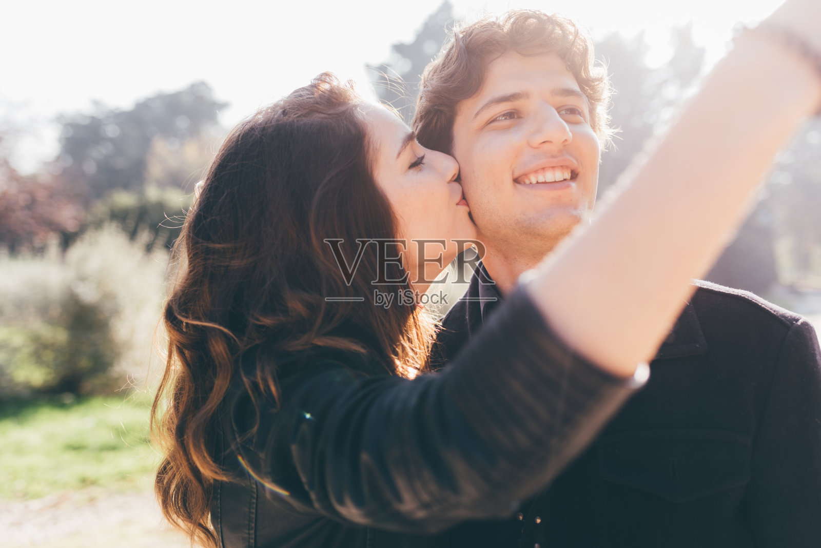 年轻情侣在城市户外使用智能手机照片摄影图片