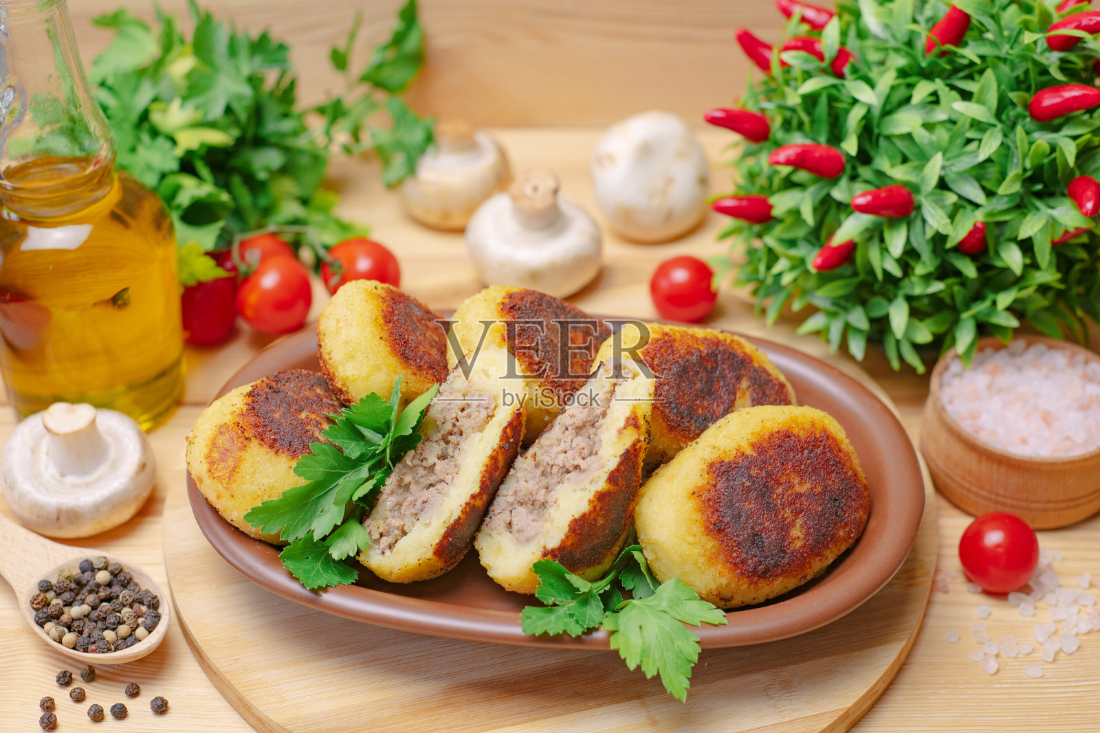 派和肉放在木板上照片摄影图片