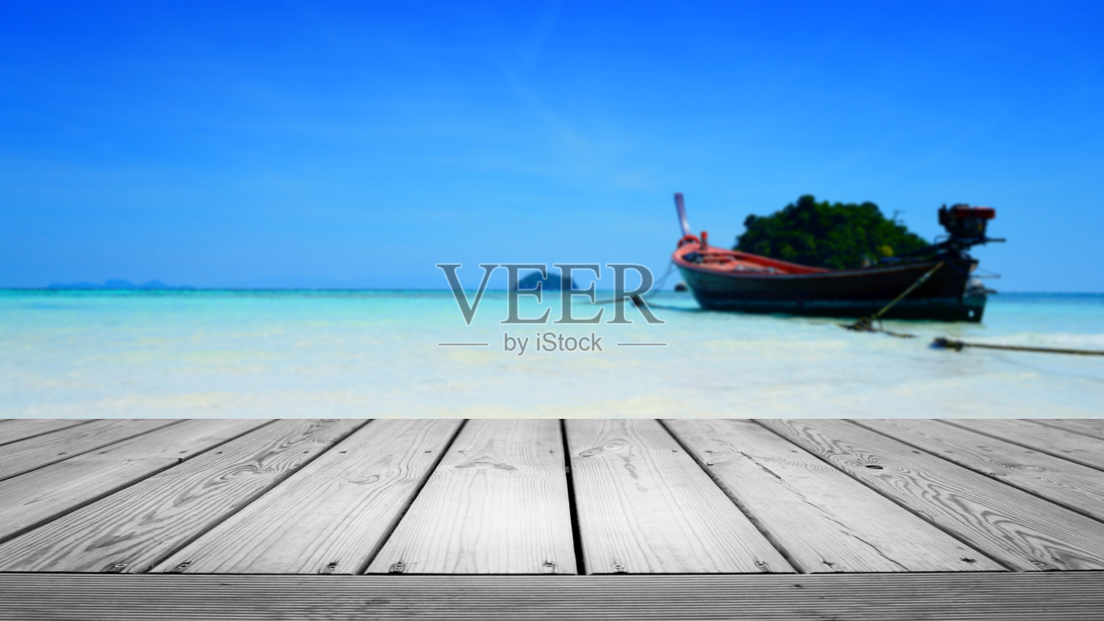 美丽的假日夏季自然景观海滩与船的背景和空的木制。照片摄影图片