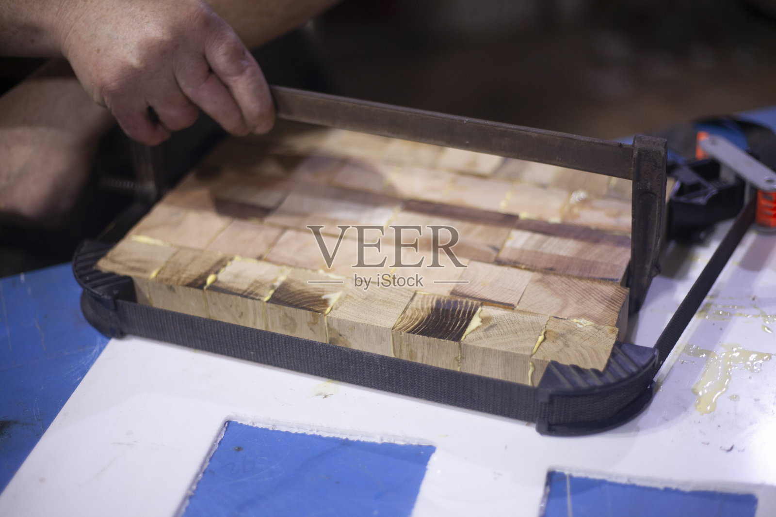 用木材制成的粘接板。照片摄影图片