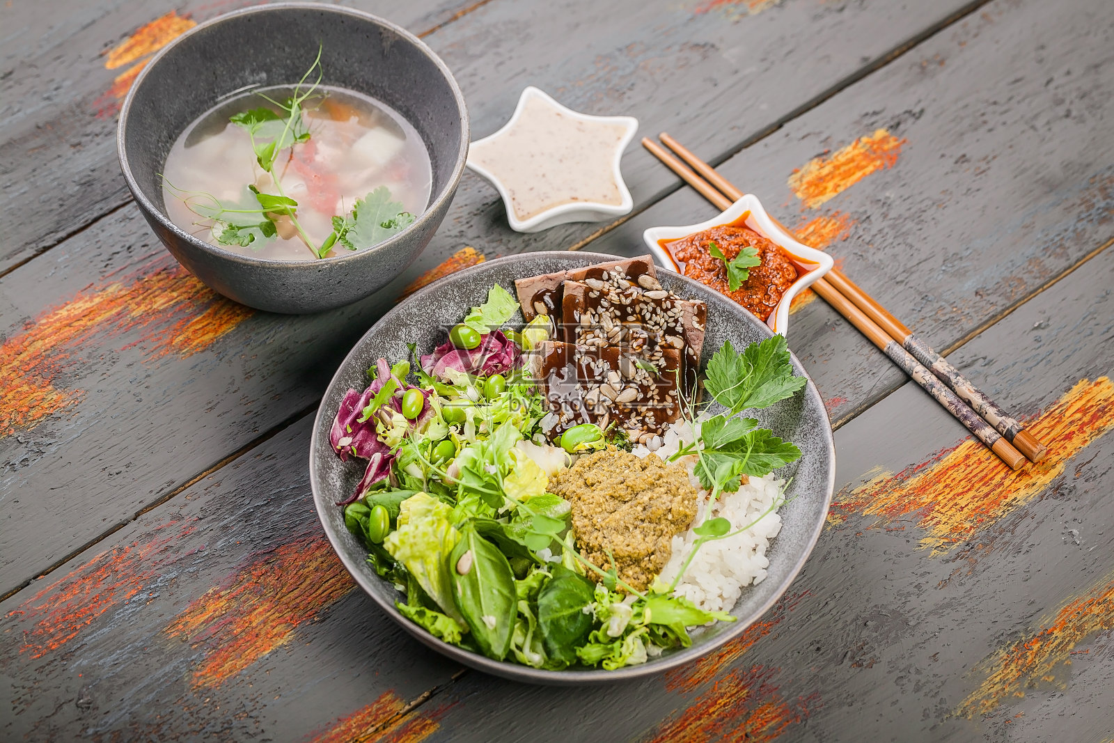 亚洲有机健康食品。佛碗三文鱼汤,沙拉,香蒜沙司米饭,菠菜叶,青豆,红烧牛肉。近距离照片摄影图片