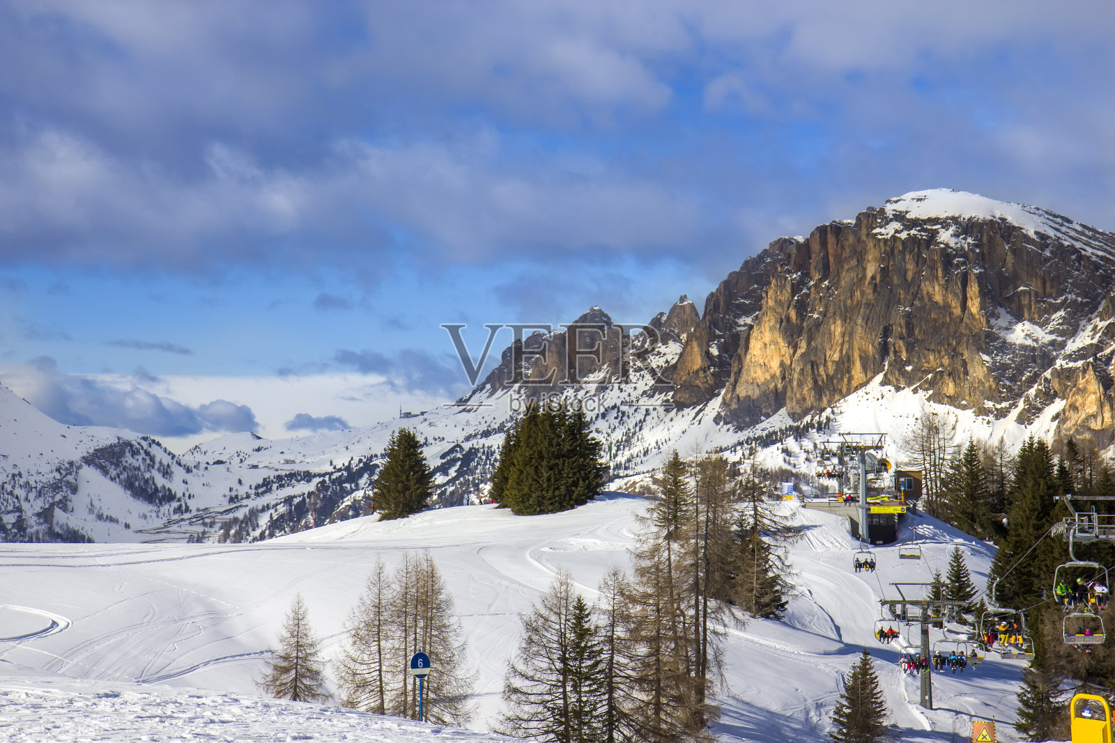 那座高山的滑雪坡道照片摄影图片