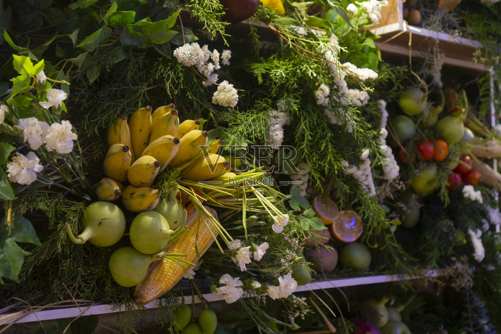 各种热带水果以不同的方式摆放。照片摄影图片