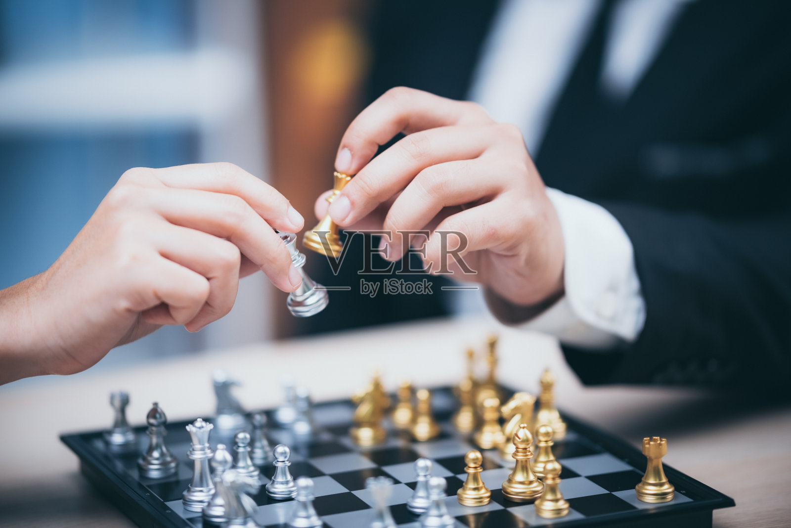 商人的手棋人物在比赛中成功发挥。战略、管理或领导概念照片摄影图片