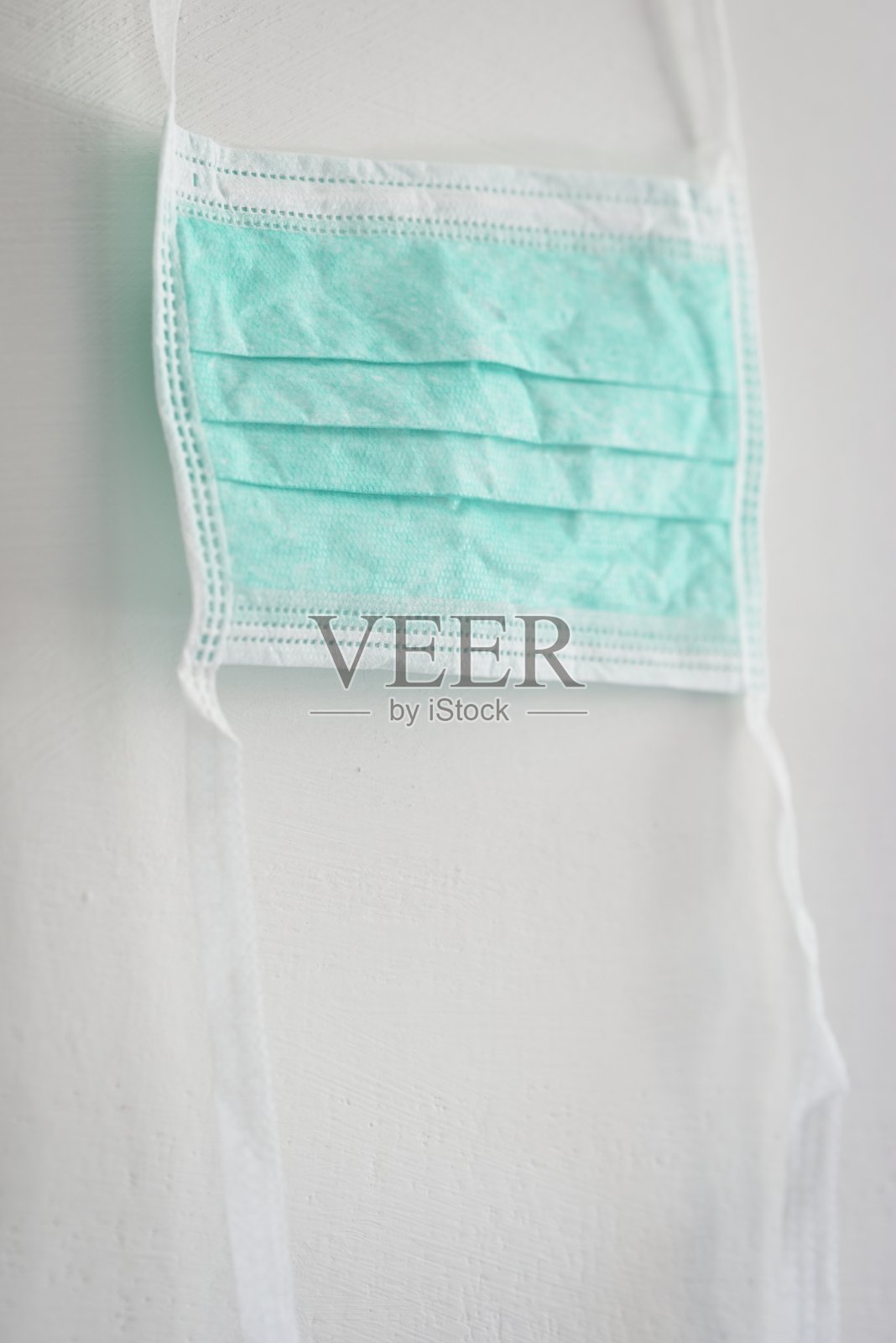 医用外科口罩作为个人防护装置。照片摄影图片